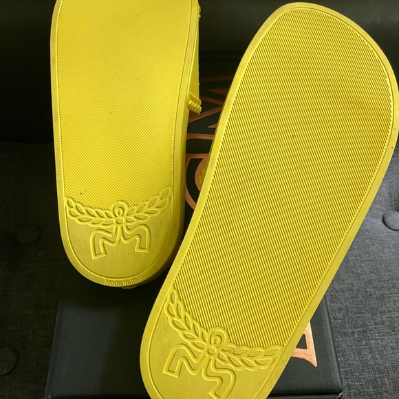 MCM Vibrant Yellow Slides - Picture 5 of 8